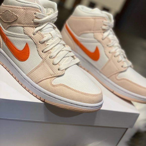 Authentic Women’s Air Jordan 1 Mid SE SZ 10 - Picture 12 of 16